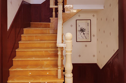 独山子中式别墅室内汉白玉石楼梯的定制安装装饰效果